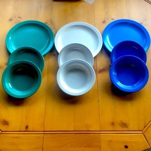 Fabulous, colorful Dallas/Texasware melamine dinnerware